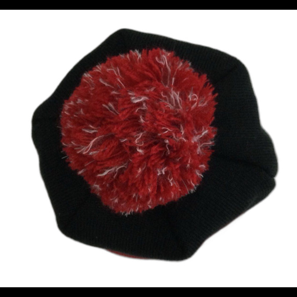 New Era Hat Unisex One Size Black Red Chicago Bulls Windy City Pompom Beanie - Picture 9 of 9